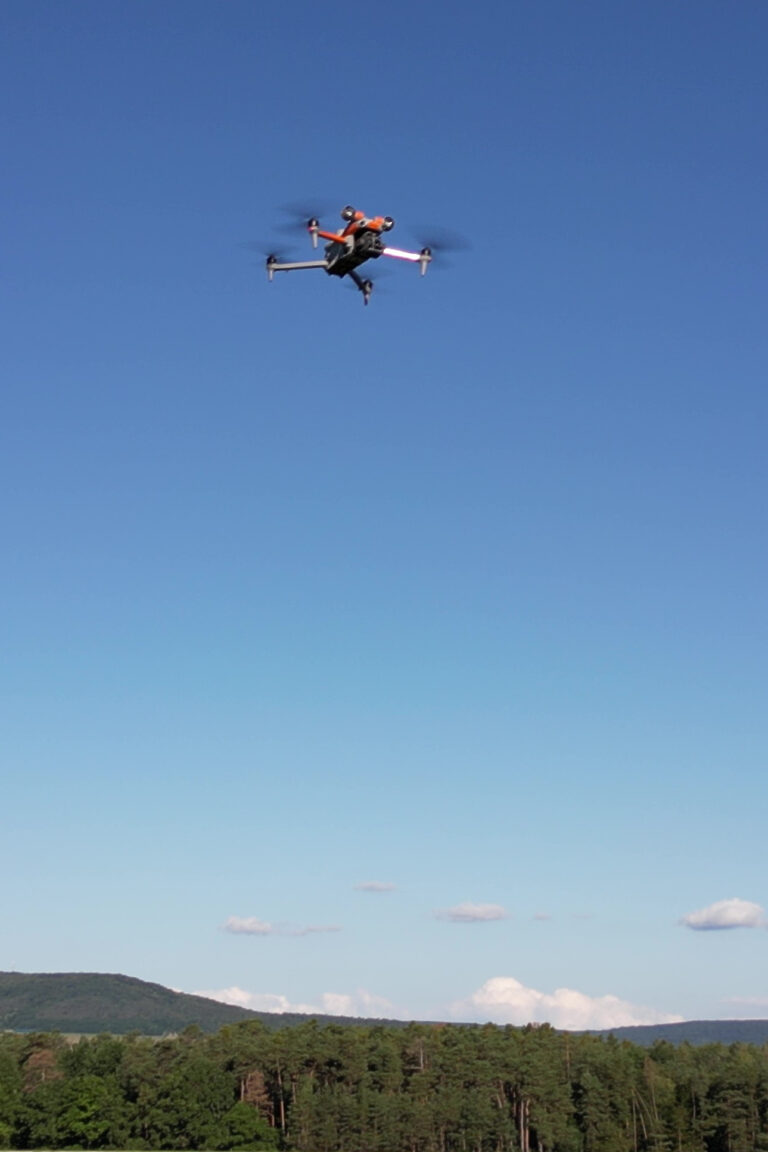 Professionelle Drohne vom Typ dji Matrice 4t am Himmel während einer Drohnen-Inspektion. Durch Sapos RTK Korrektursignale kann die eingebaute Satellitennavigation die Position der Drohne auf Zentimeter genau berechnen und damit ihre eigene Position selbst bei Wind in der Luft stabil halten.