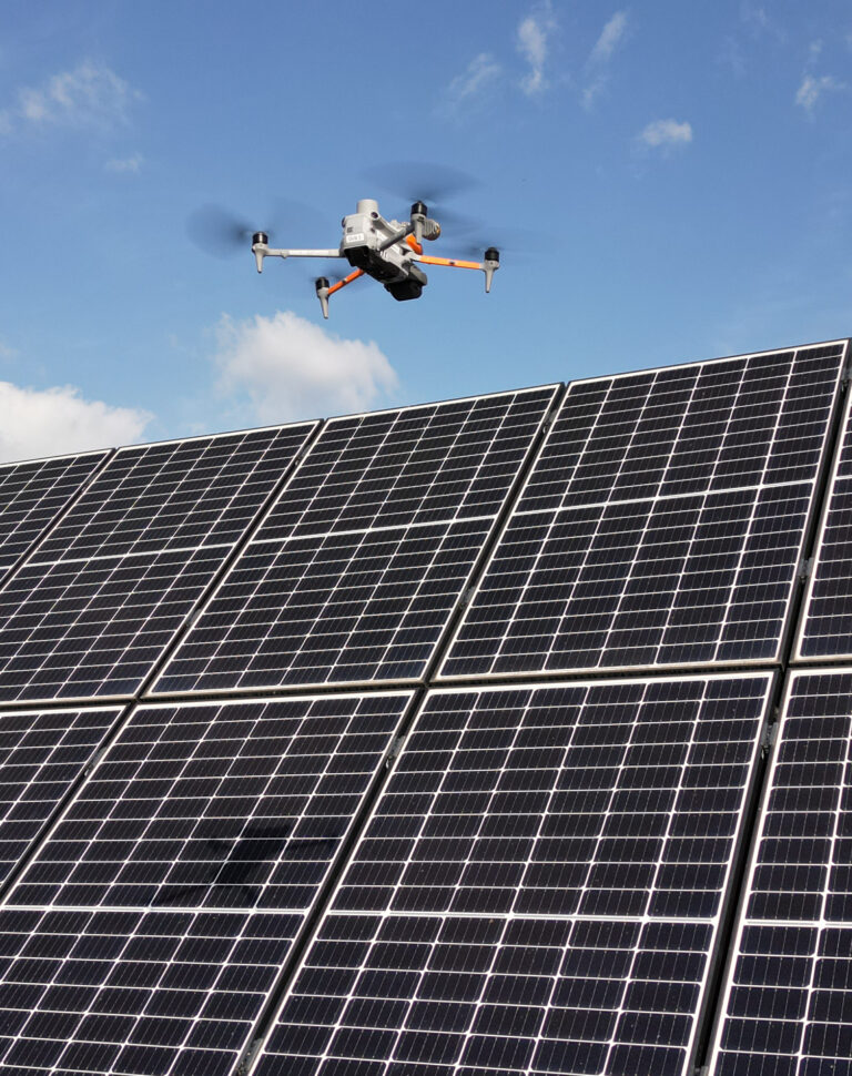 Die professionelle Drohne der DrohnenVisite inspiziert eine PV-Anlage. Dabei werden Wärmebilder aufgenommen, in welchen Schäden an den Modulen oder der Verkabelung sichtbar werden. Die Drohneninspektion ist schnell, sicher & kostengünstig.