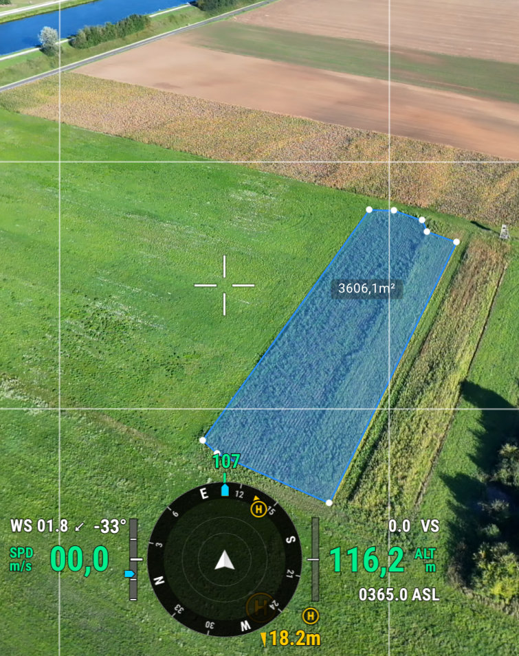 Ein Service der DrohneVisite ist das Vermessen von Flächen. Im Foto wird das Flächenmaß eines Feldstückes angezeigt, dessen Eckpunkte mit Lasermarkierten Satellitennavigations-Positionen von der Drohne erfasst wurde.