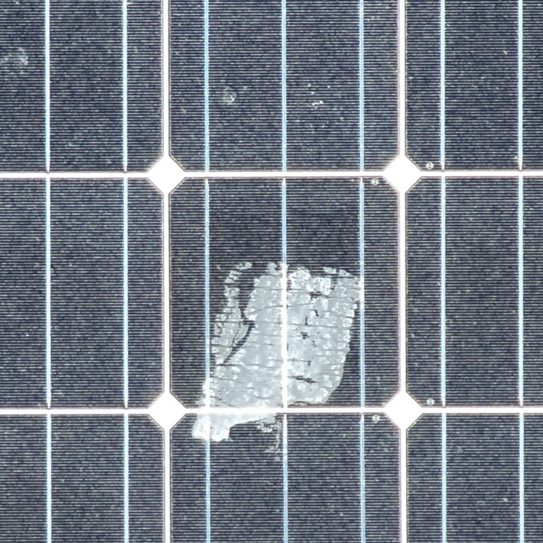 Das Bild zeigt ein PV-Modul im hochaufgelösten optischen Bild bei der Drohneninspektion. Es zeigt sichtbare Beschädigungen von PV-Zellen. Diese Art von Fehler ist in der elektrischen Leistung oft nicht messbar, aber meist ein Gewährleistungs-relevanter Mangel. Daher ist ein Solar-PV-Check vor dem Ende der Gewährleistungs-, oder Garantiezeit sehr zu empfehlen, damit Ersatzansprüche fristgerecht dokumentiert und eingereicht werden können.