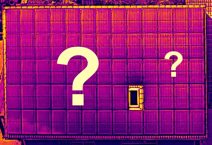 Das Bild beinhaltet Fragezeichen, die aufzeigen dass PV-Anlagen häufig im Wärmebild nicht so perfekt homogen aussehen, sondern Anomalien als helle Flächen zeigen.