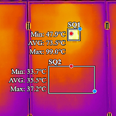 Das Bild zeigt ein PV-Modul im Wärmebild bei der Drohneninspektion. Die weiße Fläche ist ein sehr heißer Hotspot. Die Vermessung mit der dji Thermal Analysis Software zeigt bei SQ1 eine Max.-Temperatur von 99,0 °C. Die Fläche SQ2 hat dagegen eine Maximaltemperatur von 37,2 °C. Ein solch heißer Hotspot ist sicherheitskritisch und erfordert umgehend Maßnahmen.