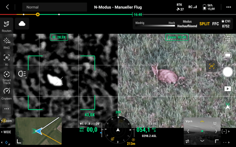 Das Foto zeigt mein Drohnendisplay während einer Kitzrettung. Im linken Bildbereich ist das Rehkitz als weiße Fläche im Wärmebild der Drohne sichtbar. Gut erkennbar ist das Kitz im gleichen Bildausschnitt der optischen Kamera rechts daneben. Der Screenshot der DrohnenVisite entstand aus ca. 120 m Entfernung