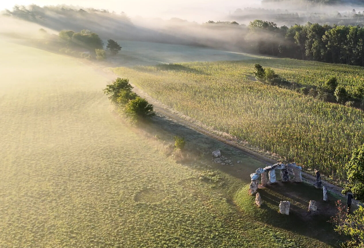 Drohenflug Luftbild mit einem Überblick auf das fränkische "Stonehenge" mit einem wunderschönen Morgennebel im Hintergrund