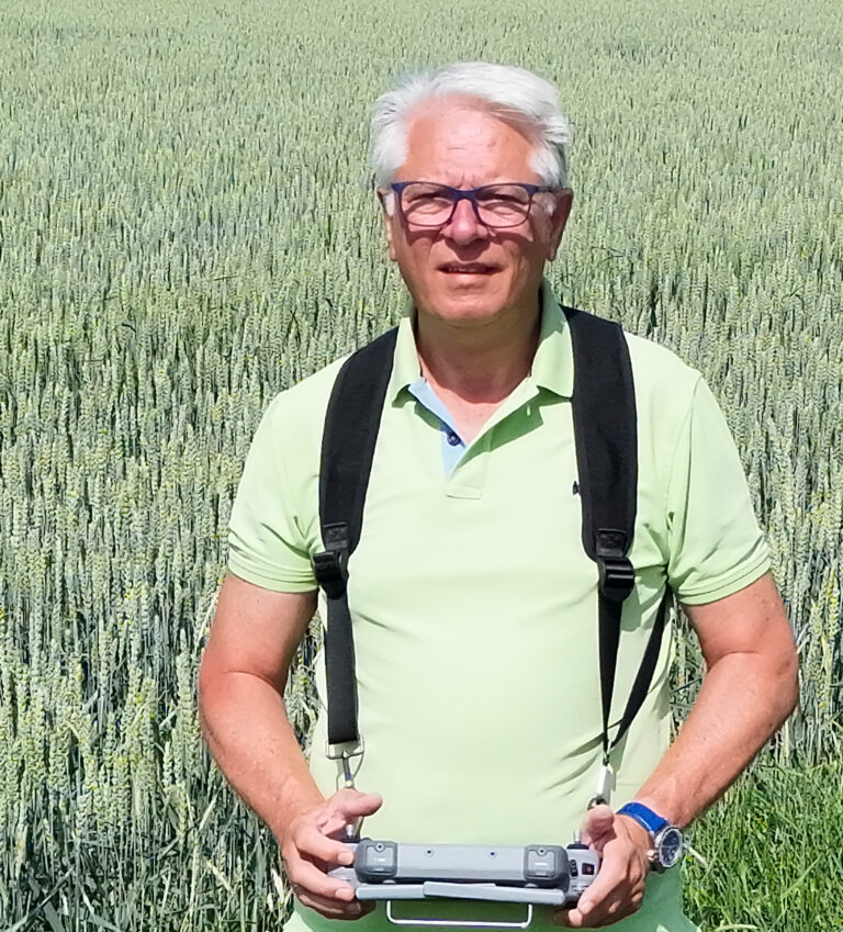 Victor Behrends ist gewerblicher Drohnenpilot mit den Fernpiloten-Zertifikaten A1/A3, A2 & STS und ist beim LBA registrierter UAS-Betreiber. Als Inhaber der DrohnenVisite Behrends führt er gewerbliche Drohnen-Inspektionen durch.